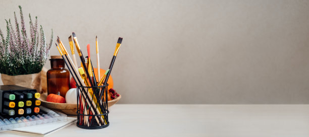 绘画背景网页横幅。彩色颜料，画笔，文具，绘画和工艺用品。创意教育设置，艺术家桌面观景，复制空间图片下载