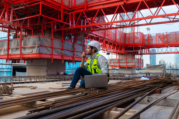 一个设计一个大项目的工程师的画像，检查工地以满足规格。图片下载