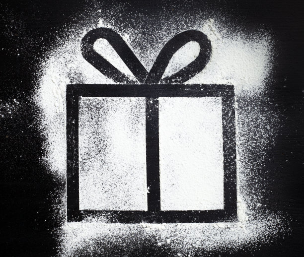 黑色桌子上用面粉画的礼品盒图片下载