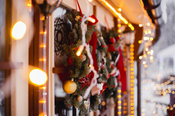圣诞花环与装饰品，松果，树枝上的窗户与花环灯。节日装饰，寒假概念图片下载