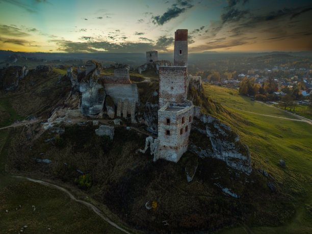 波兰切斯托霍瓦附近的奥尔斯廷城堡废墟。图片下载