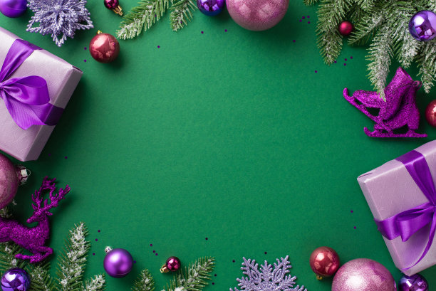 圣诞节的概念。俯视图照片丁香礼盒粉红色紫罗兰小饰物鹿花雪花溜冰鞋饰品杉木树枝和亮片在孤立的绿色背景与中间的copyspace图片下载