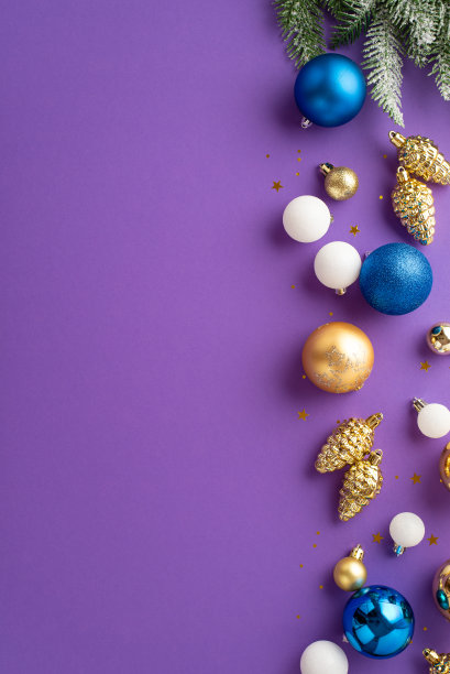 圣诞树装饰概念。顶视图垂直的照片蓝色白色和金色的装饰物松果饰品冷杉枝在霜冻和五彩纸屑上孤立的紫色背景与空白图片下载