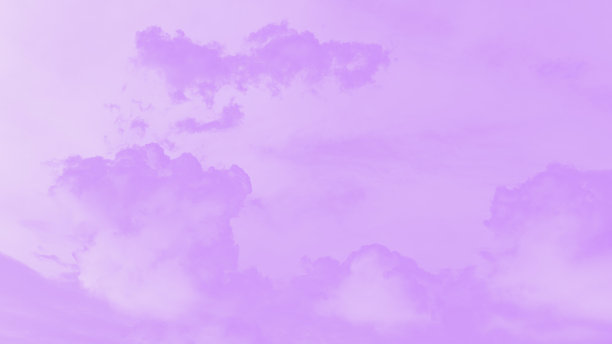 紫罗兰色的天空与云淡柔和的全景背景图片下载