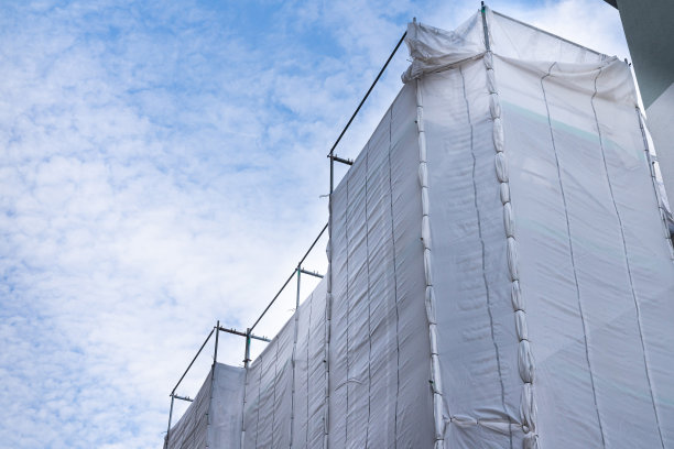 建筑工地覆盖着白色塑料薄膜。图片下载