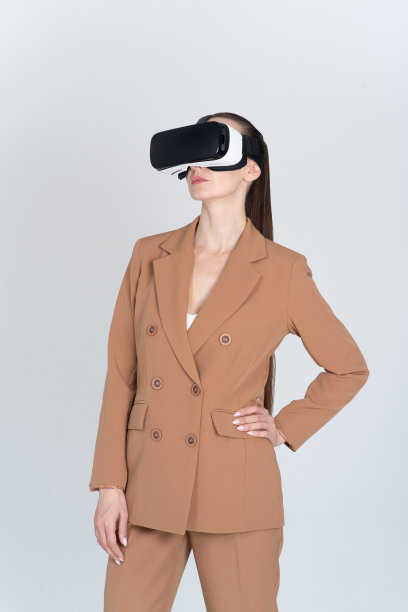 戴着虚拟眼镜的女商人肖像。一个虚拟的现实。未来的技术。图片下载