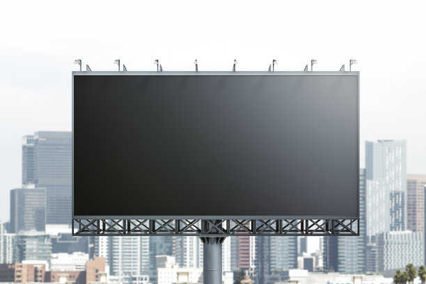 空白的黑色广告牌在城市建筑的背景，前视图。模型、广告的概念图片下载