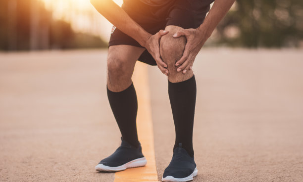 近手握住膝盖，老男人都是膝盖痛，老膝盖痛的概念图片下载