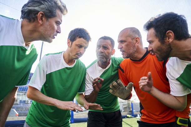 业余足球队队员们在比赛前聚在一起打气图片下载