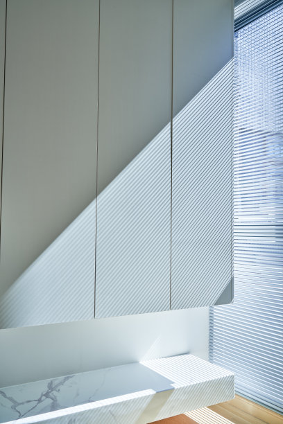 在现代家居装修中，一缕阳光照在白色储物柜上图片下载