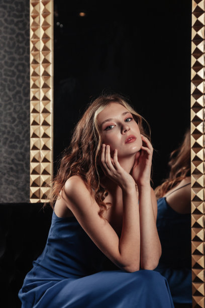 画像漂亮可爱的少女在一个优雅的裙子在镜子图片下载