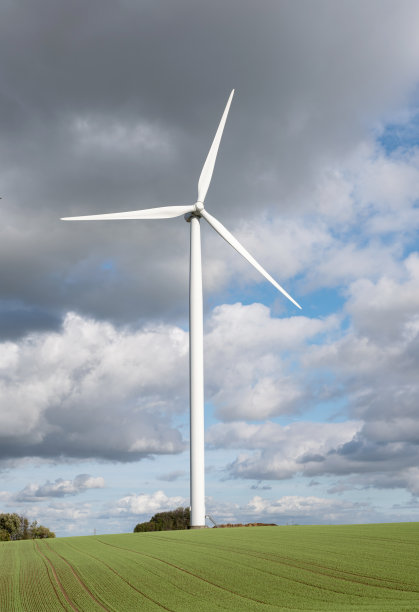 比利时的风力涡轮机和蓝天白云图片下载