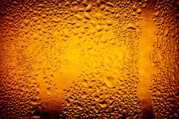 宏观啤酒瓶纹理，啤酒瓶上水滴的纹理。图片下载