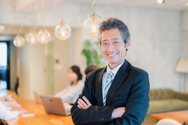 一个面带微笑的高级经理图片下载