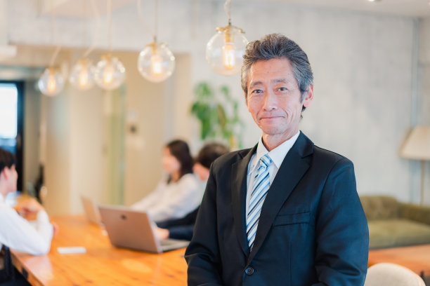 一个面带微笑的高级经理图片下载