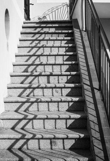 复杂的阴影在美丽的楼梯上图片下载