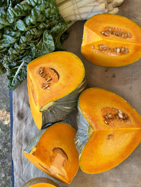 食品市场摊位上的银甜菜和南瓜图片下载