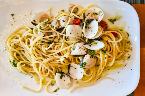 白盘子里的蛤蜊意大利面图片下载