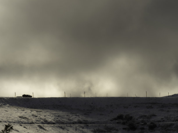 暴风雨中的山路图片下载