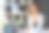 一个迷人的商业女性的肖像快乐在她的办公桌在办公室。图片下载