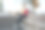 如何选择学院或大学。快乐的学生女孩与笔记本电脑和书附近的大学或学院图片下载