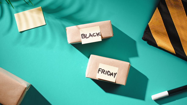 黑色星期五准备的礼物放在桌子上图片下载