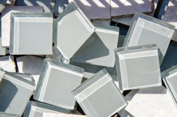 玻璃陶瓷马赛克瓷砖。白色光滑的瓷砖，铺在里面，准备做马赛克图片下载