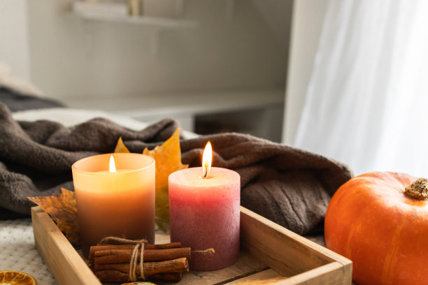 秋天温馨的针织毛衣构成了秋天的家居装饰。蜡烛、落叶、南瓜和肉桂棒来营造气氛。秋天的心情图片下载