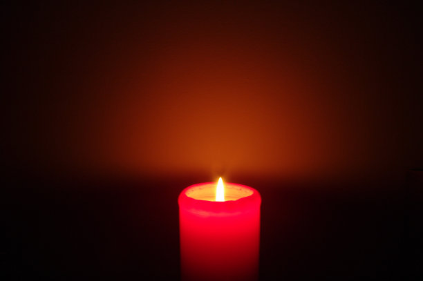 深色背景上的红色蜡烛图片下载