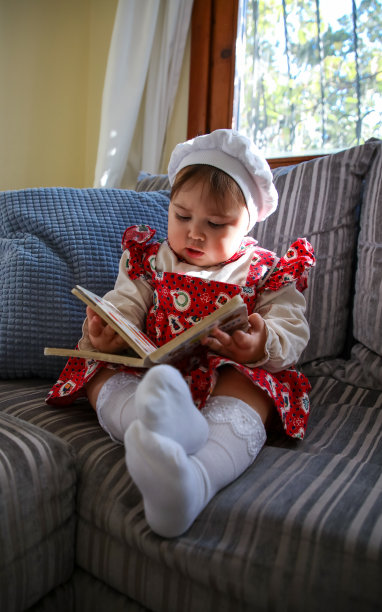 宝宝看书图片下载