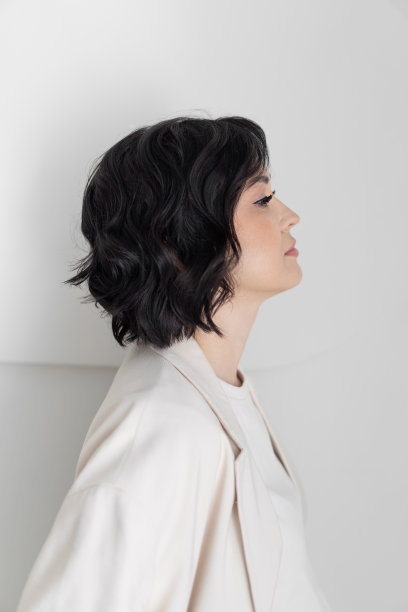 侧视图。一位40多岁的女商人的画像。平均年龄。时尚的发型和造型。图片下载