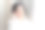 商业女性肖像。一位身穿白色西装的黑发女子优雅地拿着眼镜。对着窗户微笑。看着镜头。图片下载