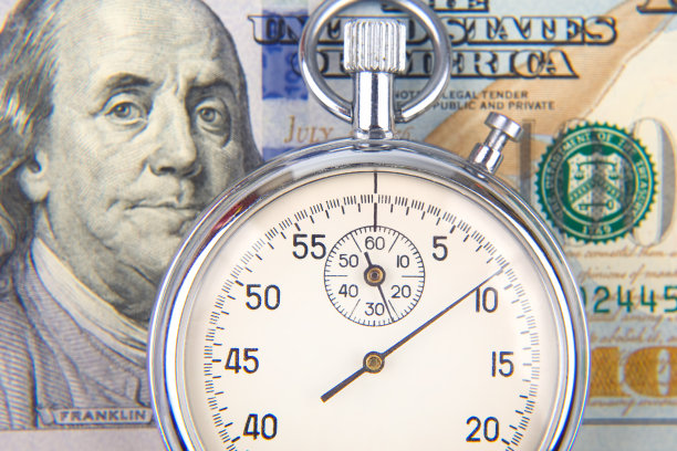机械秒表上的背景是美元。兼职工作的准确性。商业和金融时间。图片下载