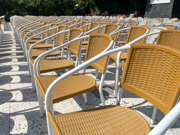在街道上的露天剧场舞台前有许多户外轻便椅，用于大型活动和音乐会图片下载