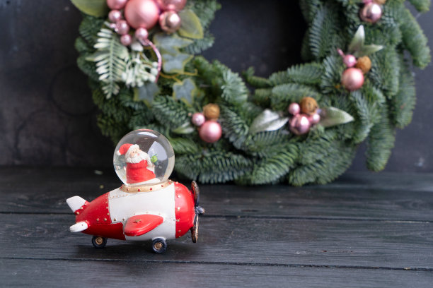 黑色背景的圣诞装饰图片下载