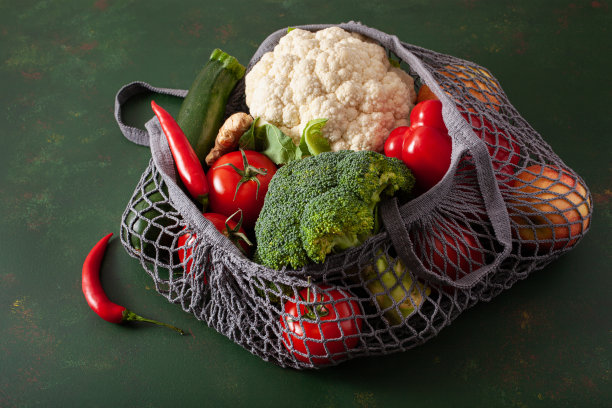 水果蔬菜在可重复使用的网棉袋，无塑料零浪费的概念图片下载