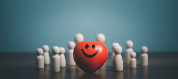 红心和木制娃娃代表爱，保健，器官捐赠，世界心脏日，世界卫生日，正念，幸福，家庭保险概念概念隔离在浅蓝色的复制空间。图片下载