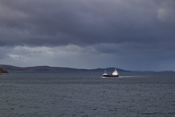 “东方征服者”货船航行在苏格兰海岸，苏格兰，英国图片下载