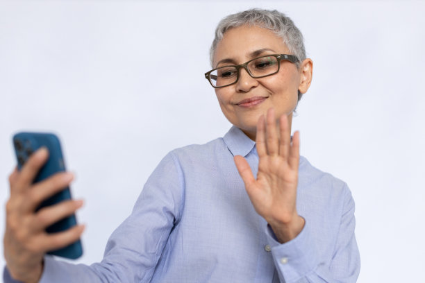 积极的高级女性正在进行视频通话图片下载