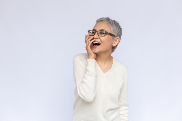 画像的快乐的高级妇女笑盖嘴图片下载