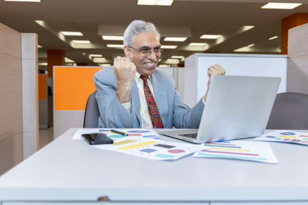 在办公室使用笔记本电脑进行视频会议图片下载