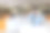 商人使用笔记本电脑，在办公室庆祝成功。图片下载