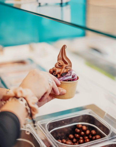 巧克力酸奶冰淇淋加糖浆图片下载