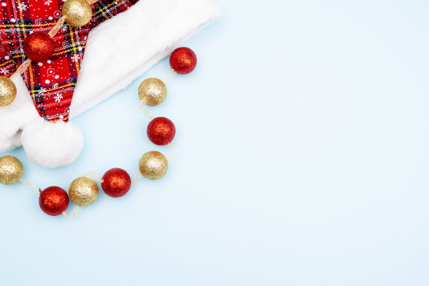 圣诞背景的新年装饰品，圣诞礼物，糖果和玩具。为庆祝新年做准备。圣诞夜模式图片下载