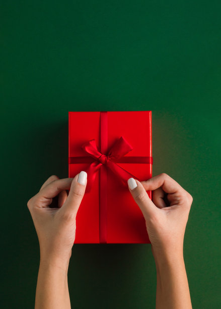 圣诞和新年假期背景红色礼盒。圣诞贺卡。俯视图，平铺。生日、情人节或3月8日礼物。图片下载