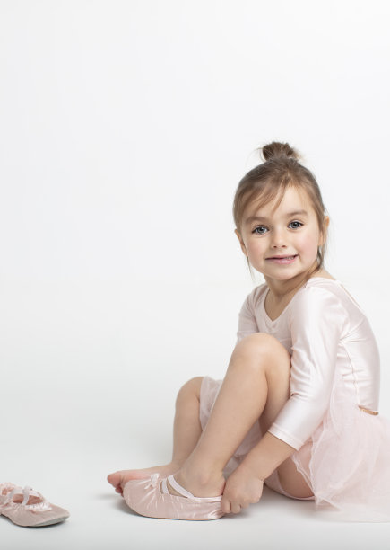 小芭蕾舞演员在白色的画室里跳舞图片下载