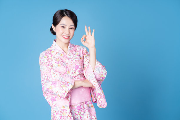 年轻的日本女子穿着和服的形象图片下载
