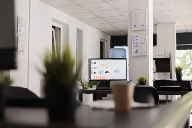 在木桌上的一杯咖啡的特写办公室图片下载