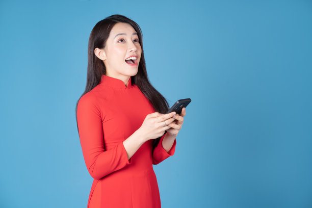 年轻的越南妇女穿着红色奥黛的照片图片下载