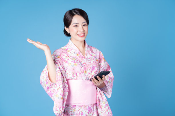 年轻的日本女子穿着和服的形象图片下载